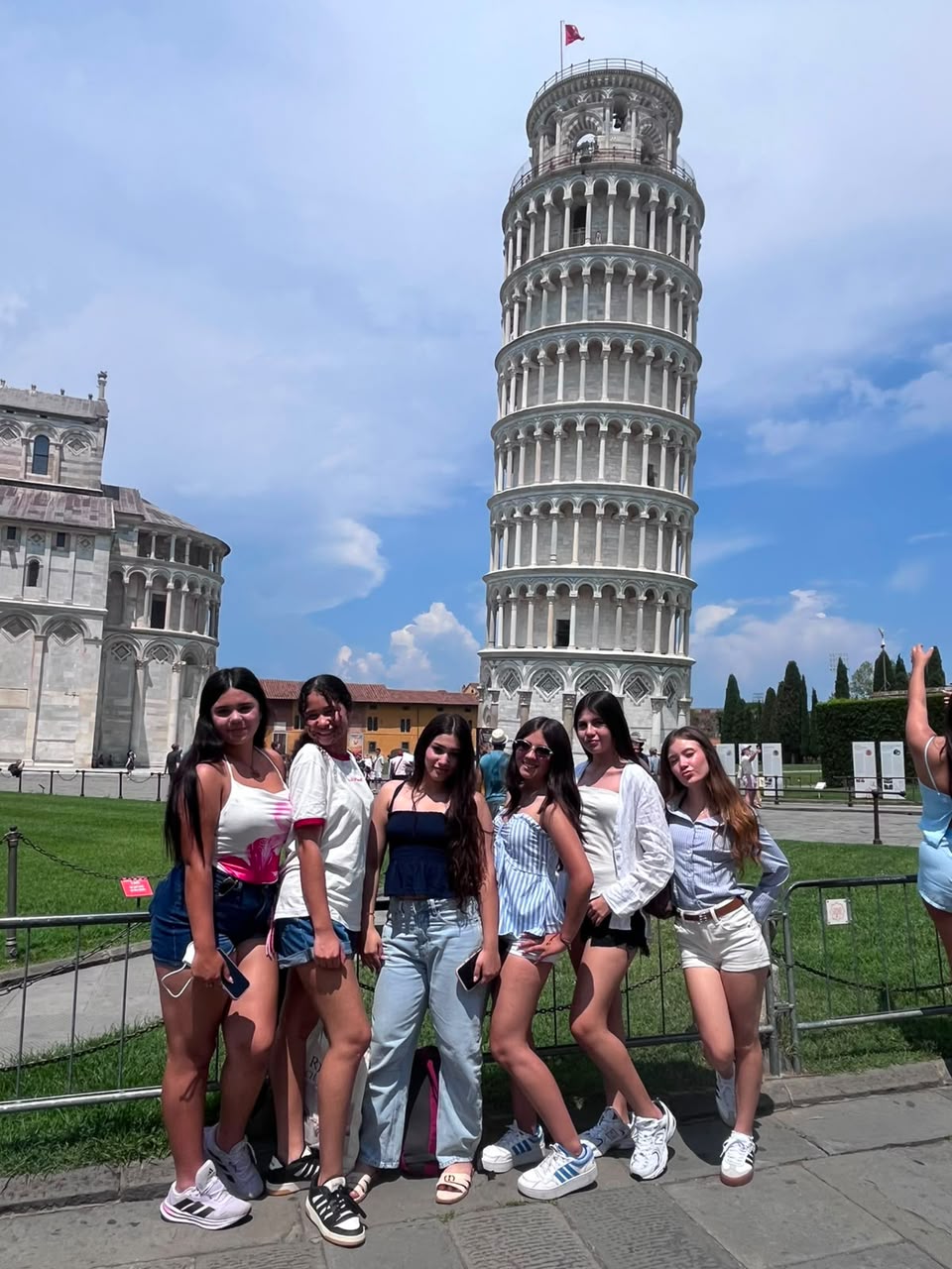 Quinceañeras en la Torre de Pisa durante su viaje por Europa