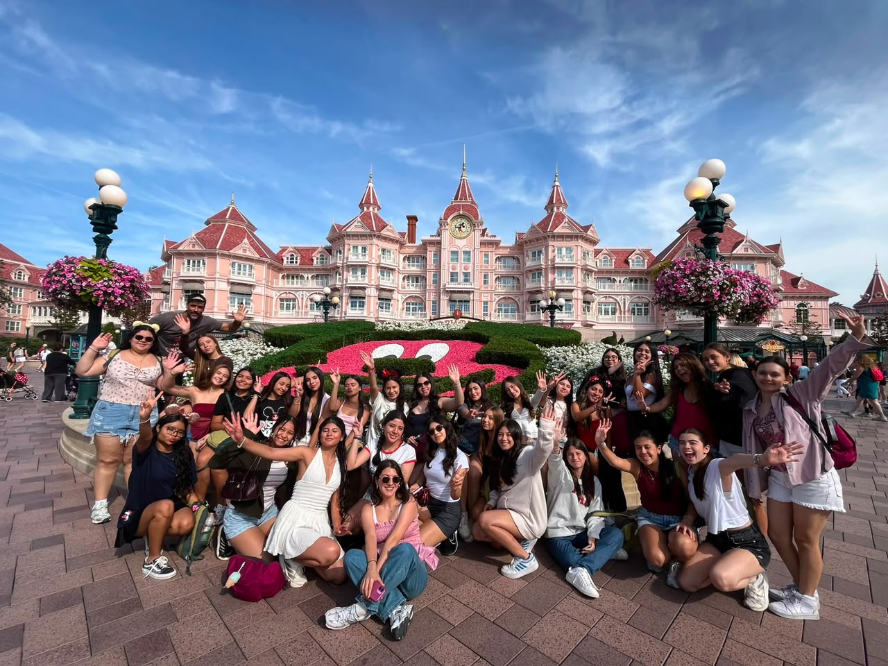 Grupo de quinceañeras en Disneyland París durante su viaje de 15 años