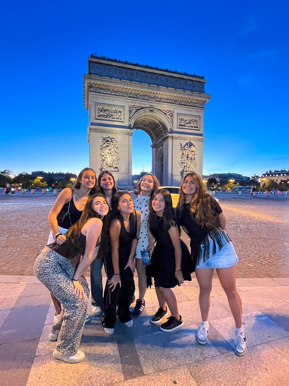 Quinceañeras frente al Arco del Triunfo en París