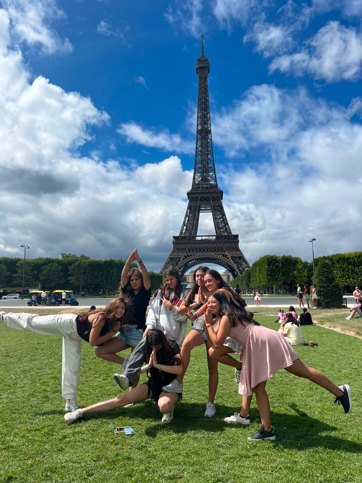 Quinceañeras frente a la Torre Eiffel en París