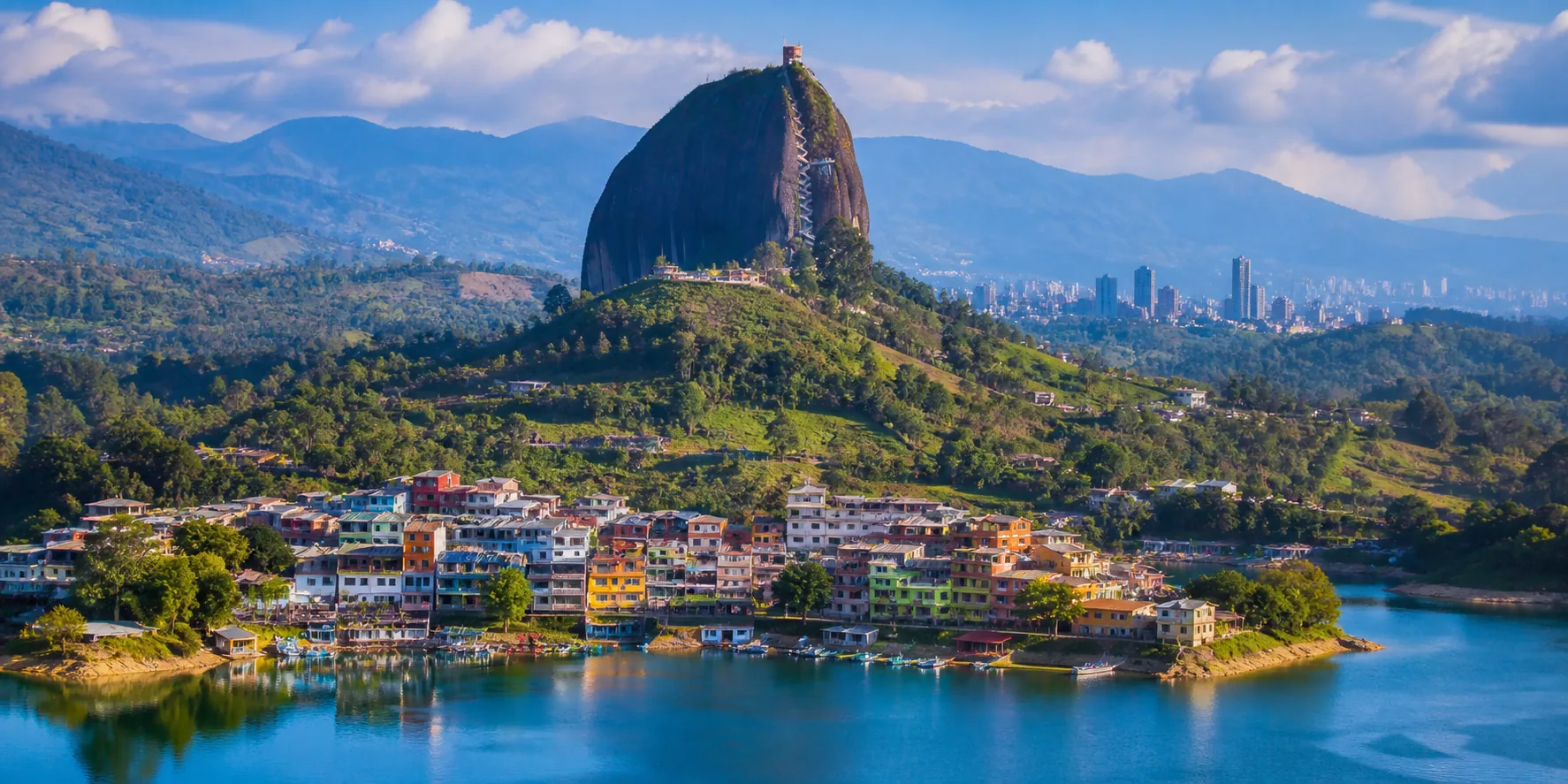 Viaje desde Bogotá a Guatapé, Hacienda Nápoles y Medellín durante Semana de Receso 2026